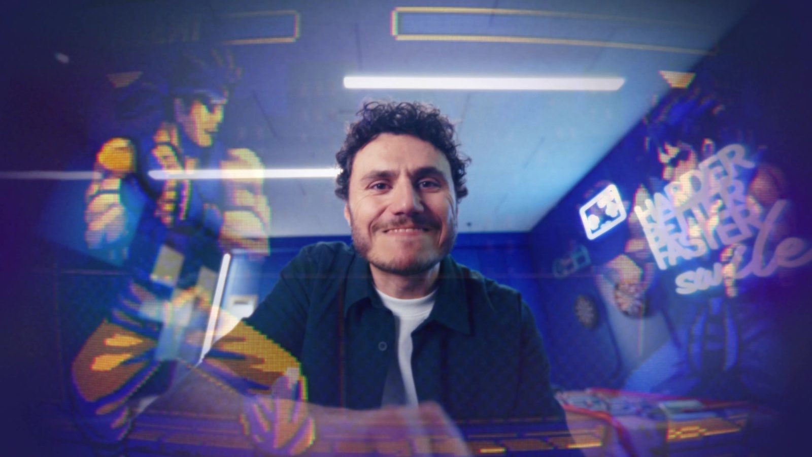 Le héros dans la salle d'arcade éclairée en bleu.