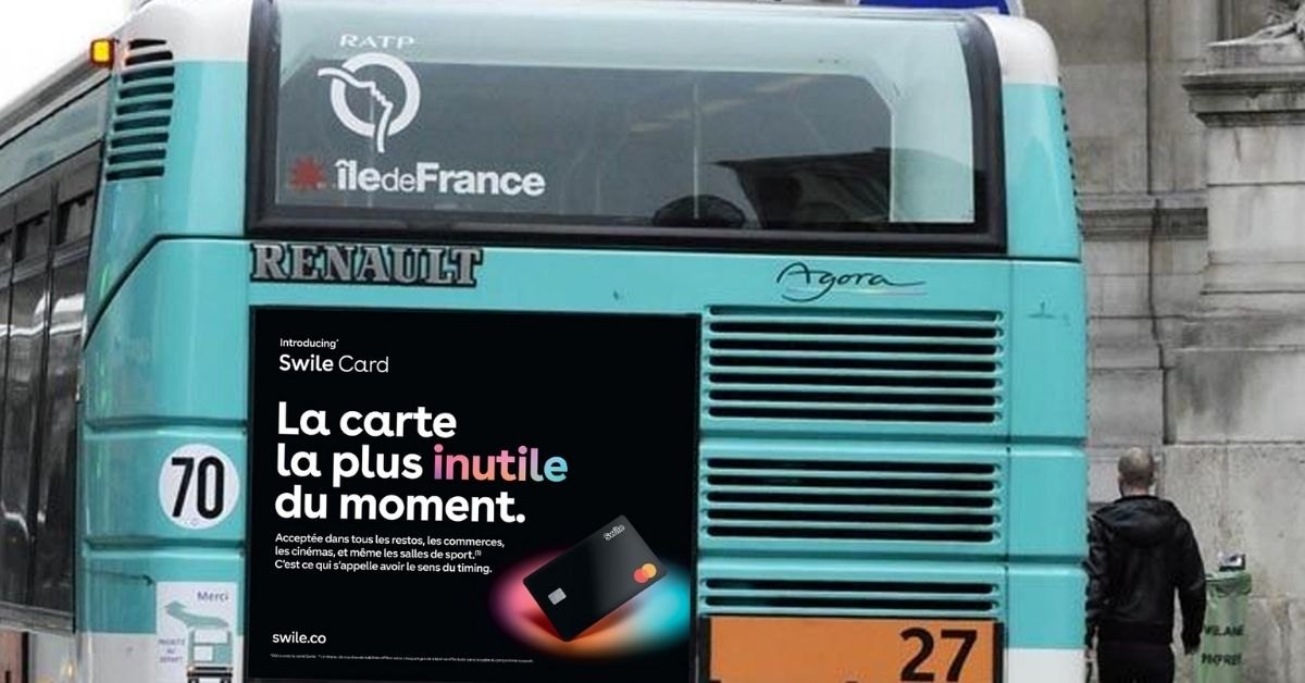 La même affiche à l'arrière d'un bus parisien.